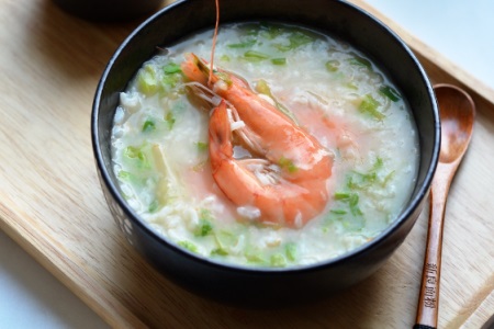 海鲜粥怎么做好吃，海鲜粥的做法简 略养 分还省时 光