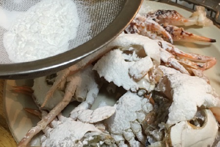 清蒸大螃蟹百吃不厌，但螃蟹的这种做法好吃到吮指