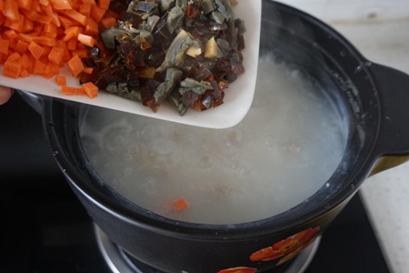 皮蛋瘦肉粥的做法，浓稠香滑一口都不剩