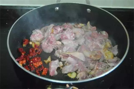 兔子肉怎么做好吃，高蛋白低脂肪的兔子肉参 加它之后可以去腥