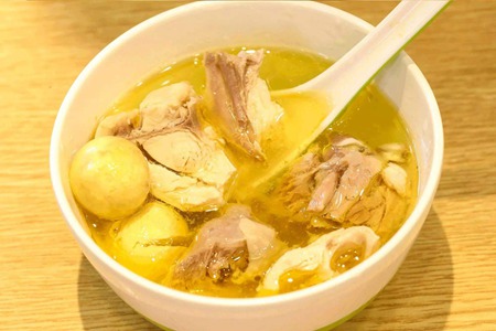 炖鸡汤好喝又营养的方法，放入六种好食材熬汤又白又浓