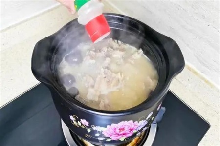 排骨汤怎么炖最好喝 用一个小砂锅做出来的汤浓肉香吃不够