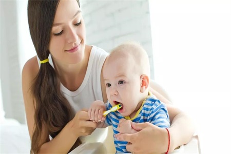 宝宝长牙不按顺序是发育不好吗，家长需要关注宝宝口腔健康