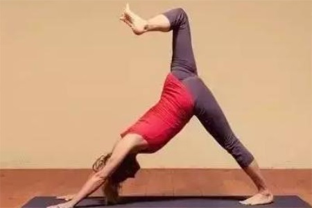 瑜伽初入门教学视频，详细分解拜日式瑜伽动作以及图片