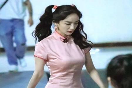 杨幂双马尾粉色旗袍造型 俏皮可爱少女感十足