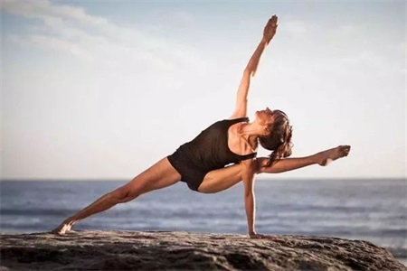 练瑜伽的益处，四组动作辅佐女性瘦大腿实现小蛮腰