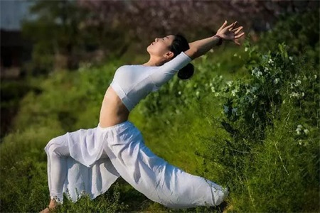 练瑜伽的益处，四组动作辅佐女性瘦大腿实现小蛮腰
