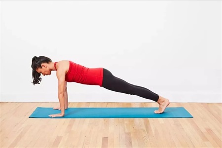 女性瘦腿又塑身的瑜伽动作，不仅让身体柔韧更具有力量