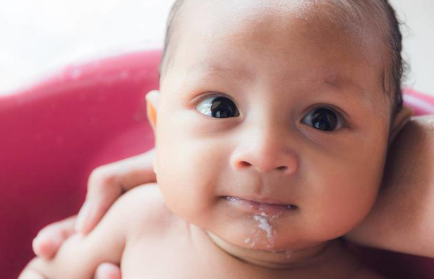 对于吐奶的宝宝，妈妈们也应该从以下几个方面做尝试，这样才能更好的防止宝宝吐奶!