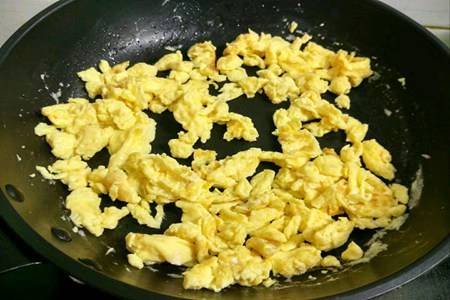 西红柿炒鸡蛋简单做法窍门，西红柿汤汁下饭酸甜可口