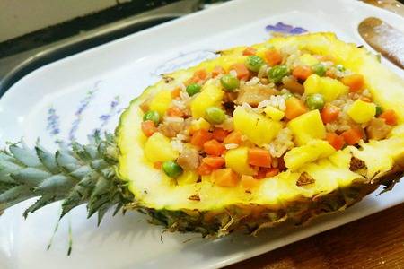 菠萝炒饭的家常简单做法，一口柔软米饭配上清爽菠萝粒