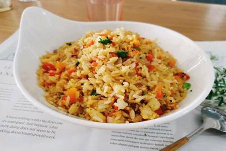 香软蛋炒饭的家常做法，米饭分明食材丰富一碗满足