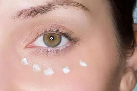 眼霜的正确使用方法？（眼霜的正确使用方法一天用几次？）